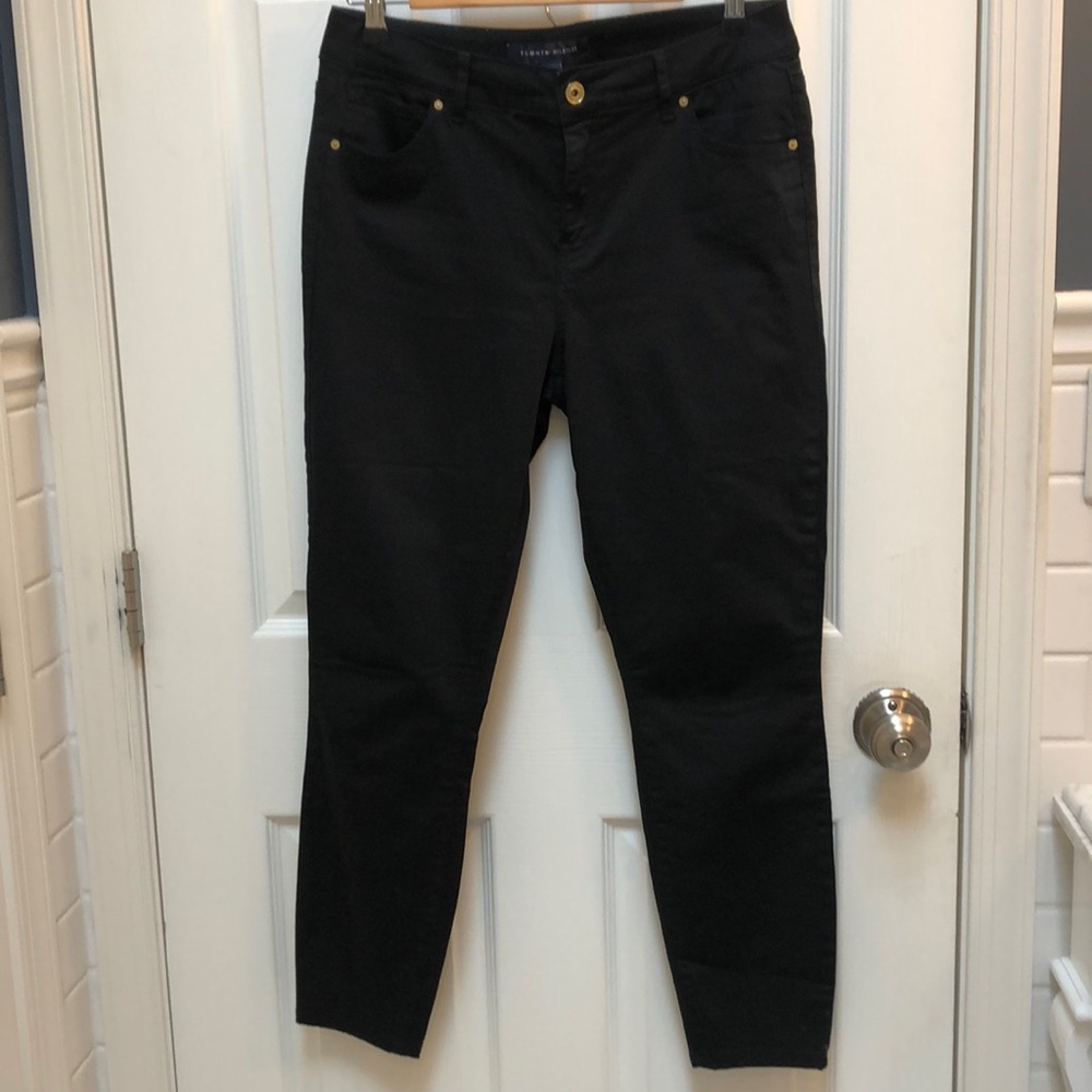 EUC Tommy Hilfiger lightweight pant. Five pocket jean style.
